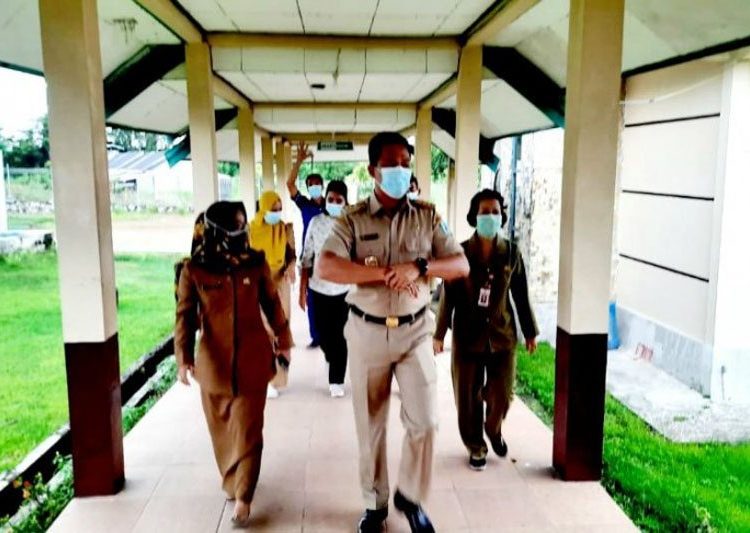 Bupati Lamandau Hendra Lesmana mengecek fasilitas kesehatan di RSUD Lamandau, Nanga Bulik, Senin (23/3/2020)