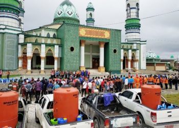 Tim gabungan mengikuti pengarahan di halaman Masjid Raya Wahyu Al Hadi sebelum memulai desinfeksi massal lanjutan di Sampit, Kamis (26/3/2020).