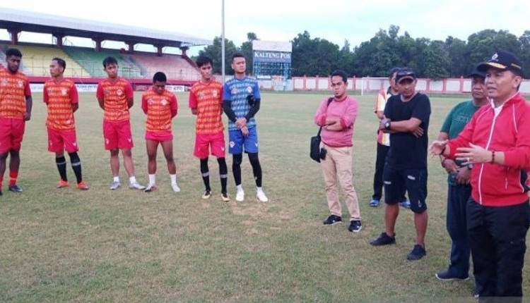 Pemilik Klub Kalteng Putra H Agustiar Sabran (kanan) memberikan arahan kepada pemain yang akan menandatangani kontrak dengan manajemen tim saat berada di Stadion Tuah Pahoe Palangka Raya,Jumat (6/3/2020).