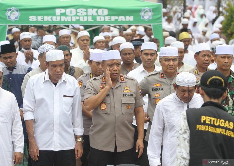 Kapolda Kalimantan Selatan Irjen Pol Yazid Fanani mengumandangkan qamat saat Shalat Dzuhur berjamaah di kawasan Sekumpul Jalan Ahmad Yani depan Masjid Pancasila Martapura, Minggu (1/3/2020).