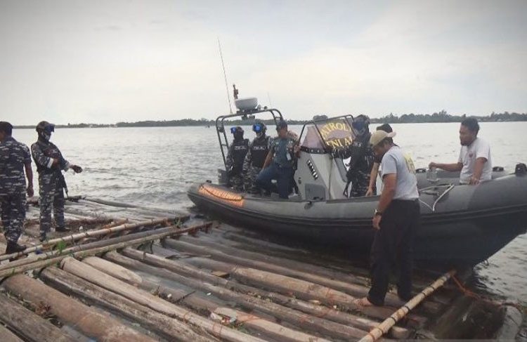 Tim gabungan TNI AL saat mengamankan ribuan kayu log ilegal di perairan Sungai Mangkutup, Kecamatan Mantangai Kabupaten Kapuas, Kalimantan Tengah, Rabu (4/3/2020).