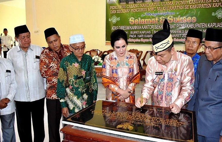 Bupati Kapuas Ben Brahim S Bahat menandatangani prasasti saat peresmian Kantor Sekretariat Bersama Majelis Ulama Indonesia (MUI) dan Nahdlatul Ulama (NU) di Kuala Kapuas, Kamis (12/3/2020)