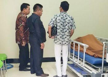Ketua DPRD Kalteng Wiyatno (tengah) melihat jenazah almarhum H Sarwani di Rumah Sakit Betang Pambelum, Jumat (31/1/2020) sore.