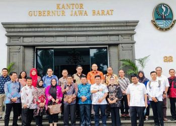 Ketua dan Wakil Ketua serta jajaran Komisi IV DPRD Kalteng foto bersama dengan perwakilan Pemprov Jabar usai melakukan pertemuan di Bandung, kemarin.