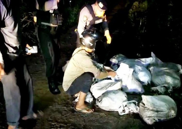 Polisi saat hendak mengevakuasi 10 karung berisi ular piton yang ditemukan warga di Jalan Banitan, Kecamatan Baamang, Sampit, Kalteng, Selasa (7/4/2020) malam