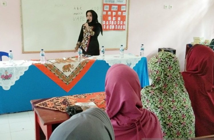 Wakil Bupati Seruyan Iswanti saat memberikan pembelajaran kepada ibu-ibu di kecamatan Seruyan Hilir, Kamis (23/1/2020).