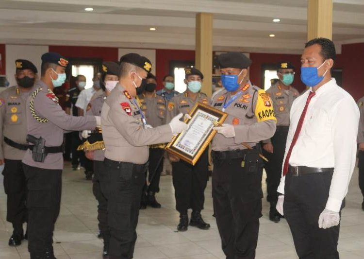 Kapolda Kalteng Irjen Pol Ilham Salahudin menyerahkan penghargaan kepada Kapolresta Palangka Raya Kombes Pol Dwi Tunggal Jaladri