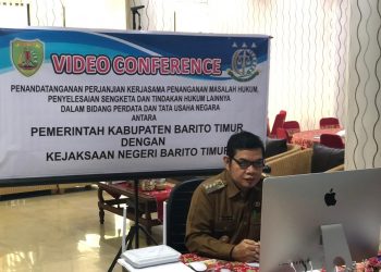 Bupati Barito Timur Ampera AY Mebas dalam sambutannya melalui video conference. Tamiang Layang, Selasa (5/5/2020)