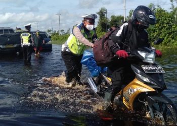 Inilah kondisi terkini saat terjadi banjir di Desa Penda Barania, Kahayan Tengah, Pulang Pisau. Air dalam ketinggian 40 cm sering membuat jalan macet. Senin (4/5/2020)