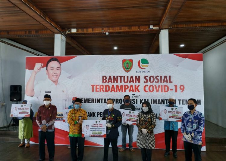 Penyerahan dan Penerimaan Bantuan Sosial dari Pemprov Kalimantan Tengah kepada Bupati Seruyan