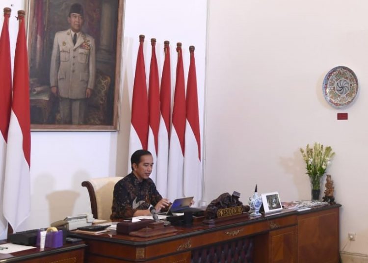 Presiden Joko Widodo mimpin rapat terbatas melalui telekonferensi dari Istana Merdeka, Jakarta, pada Selasa, (12/5/2020) meminta adanya evaluasi dan keterhubungan data secara menyeluruh terkait dengan efektivitas pelaksanaan PSBB.