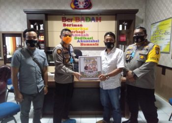 Penyerahan bantuan simbolis dari Kapolres Seruyan AKBP Agung Tri Widiantoro Kepada Ketua PWI Seruyan M. Yadi, di aula Mapolres, Kamis (14/5/2020)