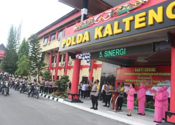 Kapolda Kalteng Irjen Pol Dedi Prasetyo melepas rombongan personel yang akan memberikan Bansos ke masyarakat