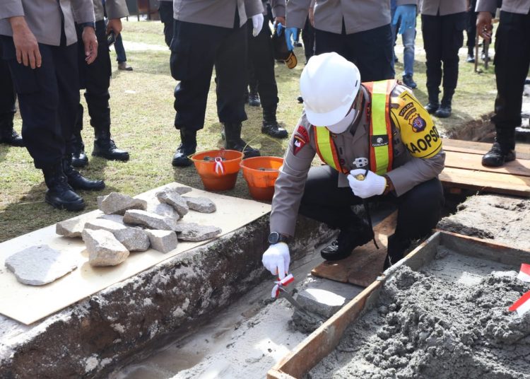 Kapolda Irjen Pol Dedi Prasetyo saat meletakkan batu pertama pembangunan 12 rumah dinas bagi Satbrimob Polda Kalteng