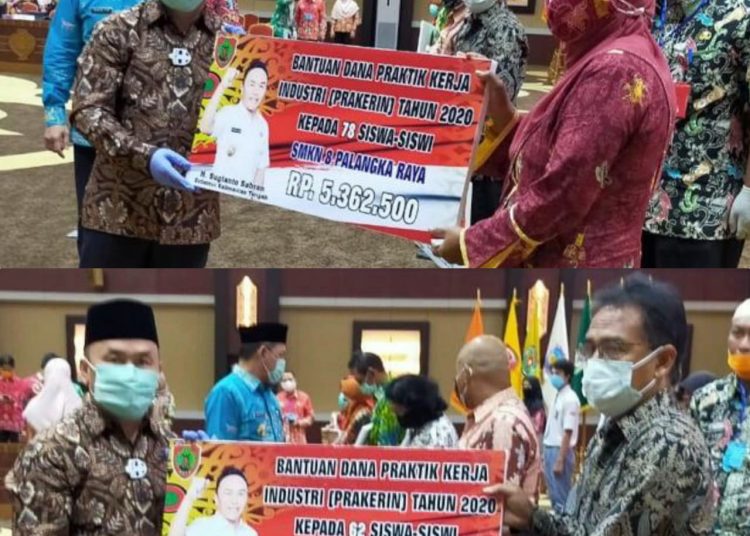 Penyerahan penyaluran dana bantuan Pemprov oleh Gubernur Sugianto kepada sejumlah Kepala SMK perwakilan di Aula Jayang Tingang (AJT), kantor Pemprov, Kamis (25/6/2020)