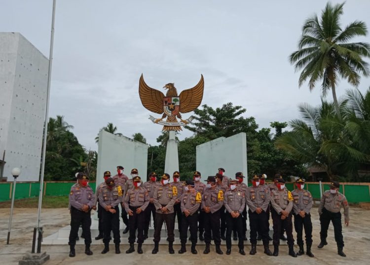 Jajaran Kepolisian Resor Barito Timur saat berada di Taman Makam Pahlawan (TMP) Bumi Satria Ampah, Kecamatan Dusun Tengah