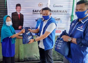 Tim Bambang Purwanto Menyerahkan Bantuan Kepada salah satu Warga yang tinggal di wilayah Baamang Sampit