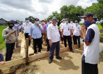 Menteri PUPR saat di lokasi tinjauan Desa Tahai, Kecamatan Pandih Batu, Kabupaten Pulang Pisau, Minggu (14/6/2020)