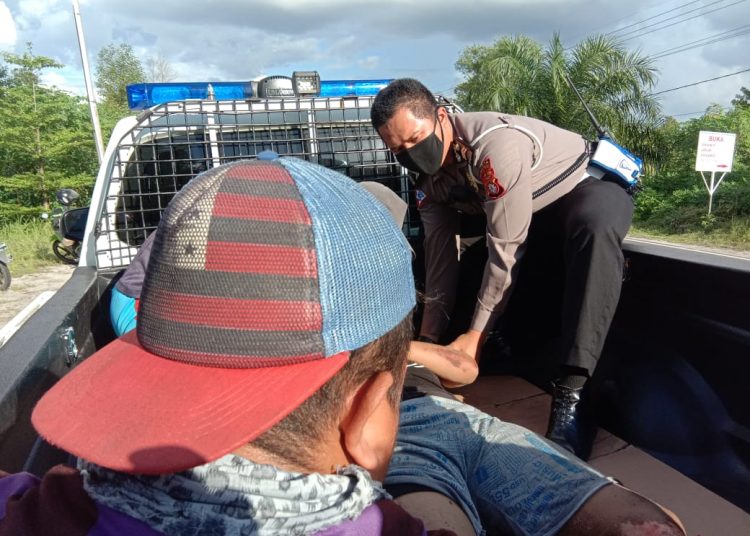 Korban saat dievakuasi oleh Satlantas Polresta Palangka Raya