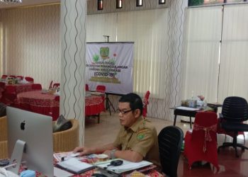 Bupati Barito Timur Ampera AY Mebas saat memimpin rapat koordinasi realisasi anggaran secara virtual