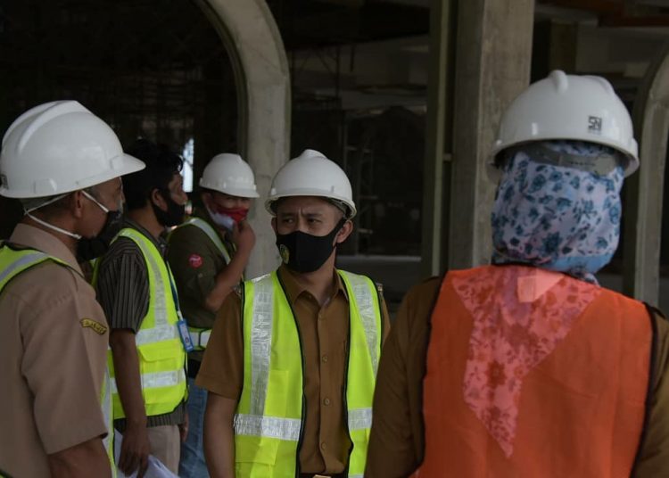 Wali Kota Palangka Raya, Fairid Naparin saat meninjau pembangunan Masjid Kubah Kecubung, Selasa (14/7/2020) kemarin. (Foto : Ist)