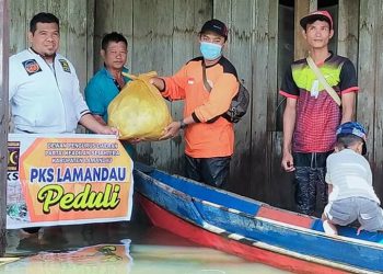Relawan PKS Lamandau saat berikan bantuan kepada warga terdampak banjir