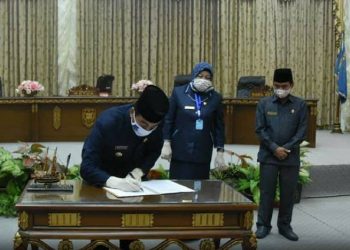 Sugianto Panala Putra melakukan penandatanganan Berita Acara Persetujuan bersama DPRD Kabupaten Barito Utara, Senin (20/7/2020)
