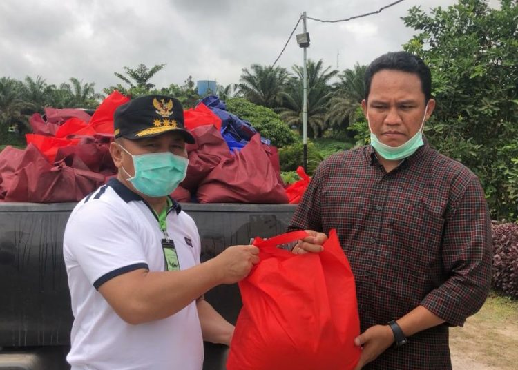 Gubernur Kalteng, Sugianto Sabran saat menyalurkan bantuan Pemprov sebanyak 300 paket Sembako untuk warga di wilayah Kabupaten Lamandau yang terdampak banjir