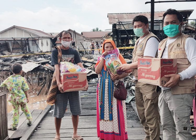Relawan PKS saat menemui dan membantu warga yang mengalami musibah kebakaran