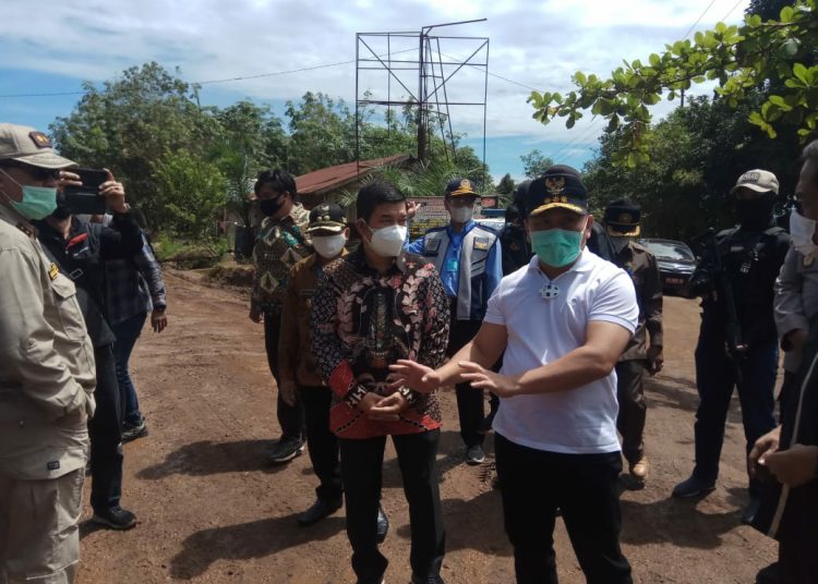Gubernur Sugianto bersama Bupati Bartim Ampera AY Mebas saat menyusuri jalan yang akan dikelola kembali oleh pertamina