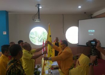 Penyerahan panji atau bendera Partai Golkar pada rangkaian Acara Musyawarah Daerah X Partai Golongan Karya Kabupaten Barito Utara Tahun 2020, Minggu (16/8/2020)