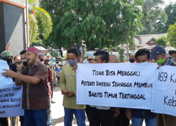 Puluhan Warga Barito Timur saat melakukan aksi damai mendatangi Dewan Perwakilan Rakyat Daerah (DPRD) Barito Timur