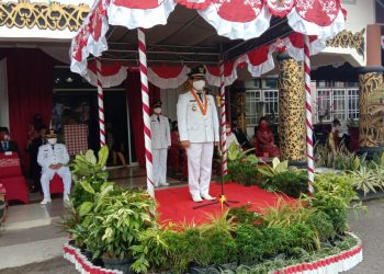 Bupati Barito Timur, Ampera AY Mebas sebagai inspektur upacara peringatan HUT Kemerdekaan Republik Indonesia ke-75 yang dilaksanakan di halaman Kantor Bupati Barito Timur, dengan menerapkan protokol kesehatan, Senin (17/8/2020)