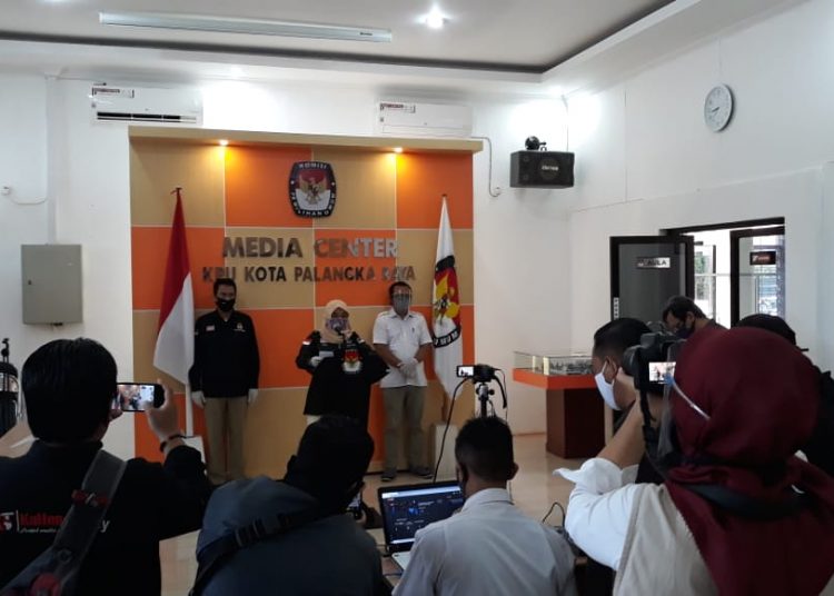 Ketua KPU Kota Palangka Raya Ngismatul Choiriyah memberikan update pencoklitan, Selasa (4/8/2020)