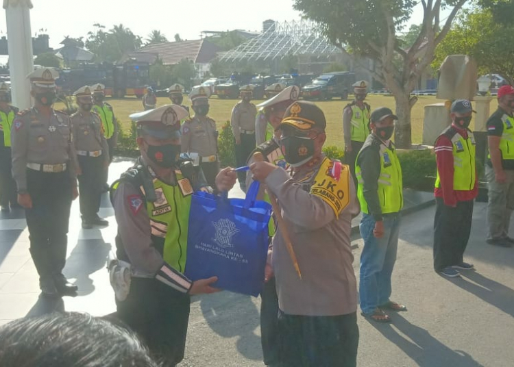 Kapolda Kalteng Irjen Pol Dedi Prasetyo secara simbolis memberikan paket bahan pokok ke personel