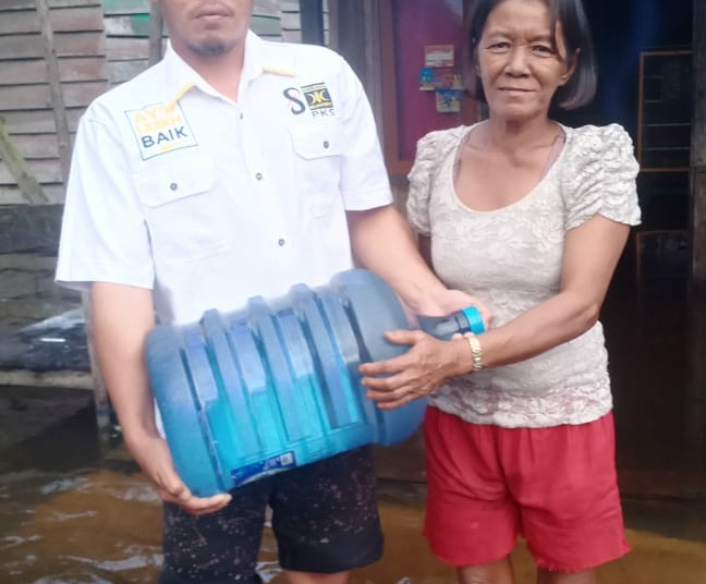 Relawan PKS Seruyan saat menyerahkan bantuan berupa air bersih kepada warga terdampak banjir
