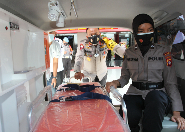 Kapolda Kalteng Irjen Pol Dedi Prasetyo mengecek kondisi PCR Mobile yang diserahkan ke Rumkit Bhayangkara