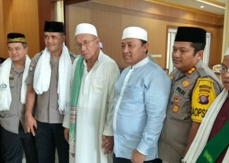 Edy Pratowo foto bersama KH Asmuni atau Guru Danau