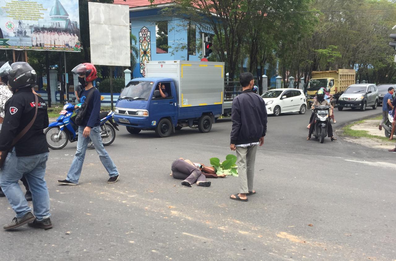 Diduga Terobos Lampu Merah, Truk CPO Seruduk IRT Hingga Kritis ...