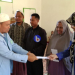 Ketua BKPRMI Pulang Pisau Nasrullah menyerahkan secara simbolis insentif guru mengaji di wilayah Kabupaten Pulang Pisau, Minggu 15/11/2020).