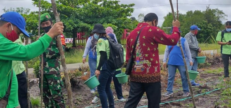 Dinas Pertanian Kabupaten Barito Timur, Kalimantan Tengah saat melakukan penanaman secara terpadu di Desa Telang Lama Kecamatan Paju Epat