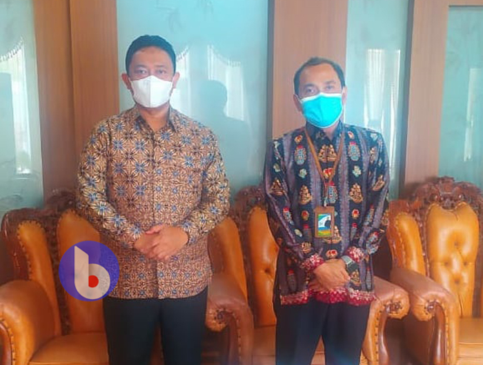 Bupati Pulang Pisau, H Edy Pratowo foto bersama Kepala BPS Pulang Pisau, Oo Suharto.
