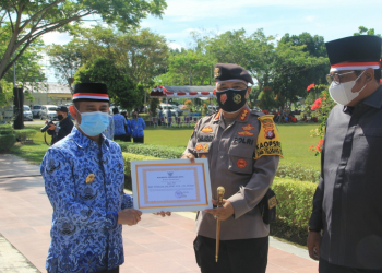 Walikota Palangka Raya Fairid Naparin memberikan penghargaan kepada Kapolresta Palangka Raya Kombes Pol Dwi Tunggal Jaladri 