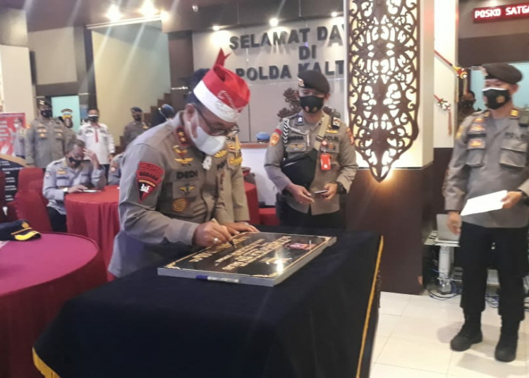 Kapolda Kalteng Irjen Pol Dedi Prasetyo saat menandatangani prasasti Balai Keramat Raja Nyai Balau