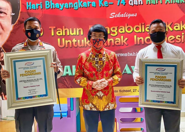 Terima penghargaan. Kapolres Seruyan AKBP Bayu Wicaksono, menerima penghargaan dari Ketua Komnas PA Kak Seto, di Jakarta, Selasa (29/12/2020) sore