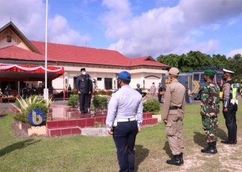 Bupati Pulang Pisau, H Edy Pratowo bertindak selaku instruktur upacara pada kegiatan apel gelar pasukan operasi Kepolisian Terpusat Lilin Telabang 2020 yang dilaksanakan lapangan Mapolres Pulang Pisau, Senin (21/12/2020).