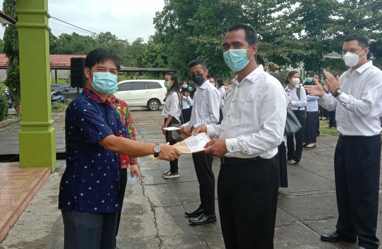 142 orang calon pegawai negeri sipil (CPNS) di lingkungan Pemerintah Kabupaten Barito Timur, Kalimantan Tengah secara resmi menerima surat keputusan (SK) pengangkatan menjadi CPNS formasi 2019
