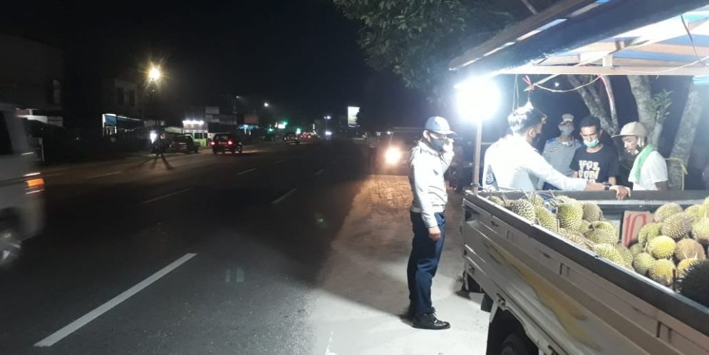 Pedagang Buah MusimanPedagang buah musiman di Kota Palangka Raya