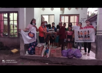Perempuan yang tergabung dalam Aliansi Masyarakat Adat Nusantara (Perempuan AMAN) Kabupaten Barito Timur membagikan bingkisan pangan hasil bumi kepada masyarakat
