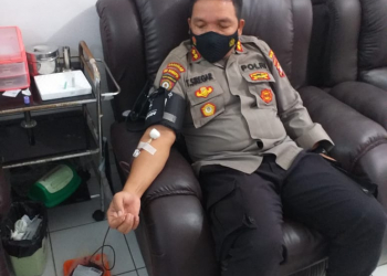 Wadir Samapta, AKBP Timbul RK Siregar mendonorkan darah untuk korban jambret yang akan menjalani operasi
